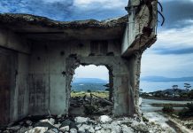 地域一の絶景と廃墟の間で